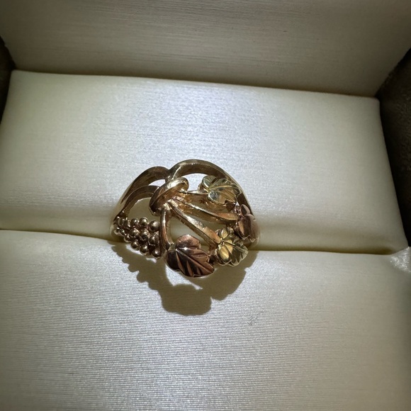 Vintage 10k tri color Black hills gold grape vine leaf ring, size 5,5 - Picture 1 of 10